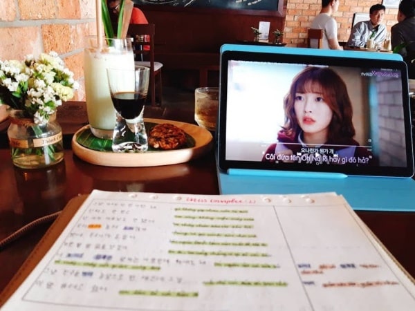 Take Notes khi học tiếng Hàn qua phim song ngữ